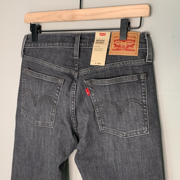 NWT Levi's wedgie skinny jean ravens wing fray hem - Picture 10 of 16